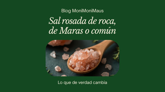 Sal rosada de roca en cristales sobre una cuchara de madera